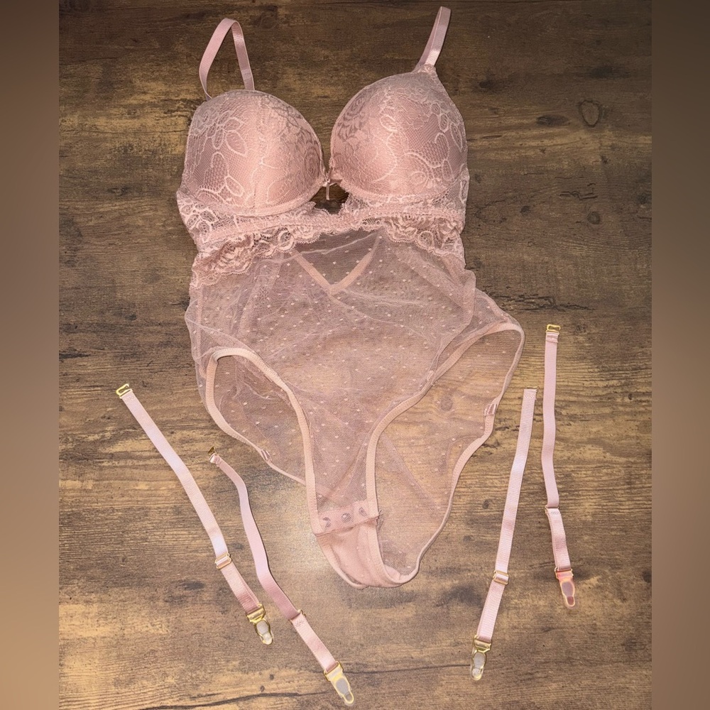 NWOT Elegant Lace Bodysuit in Blush Pink